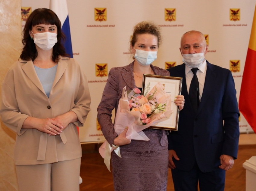 ​Забайкальских медицинских работников наградили за большой вклад в борьбу с COVID-19